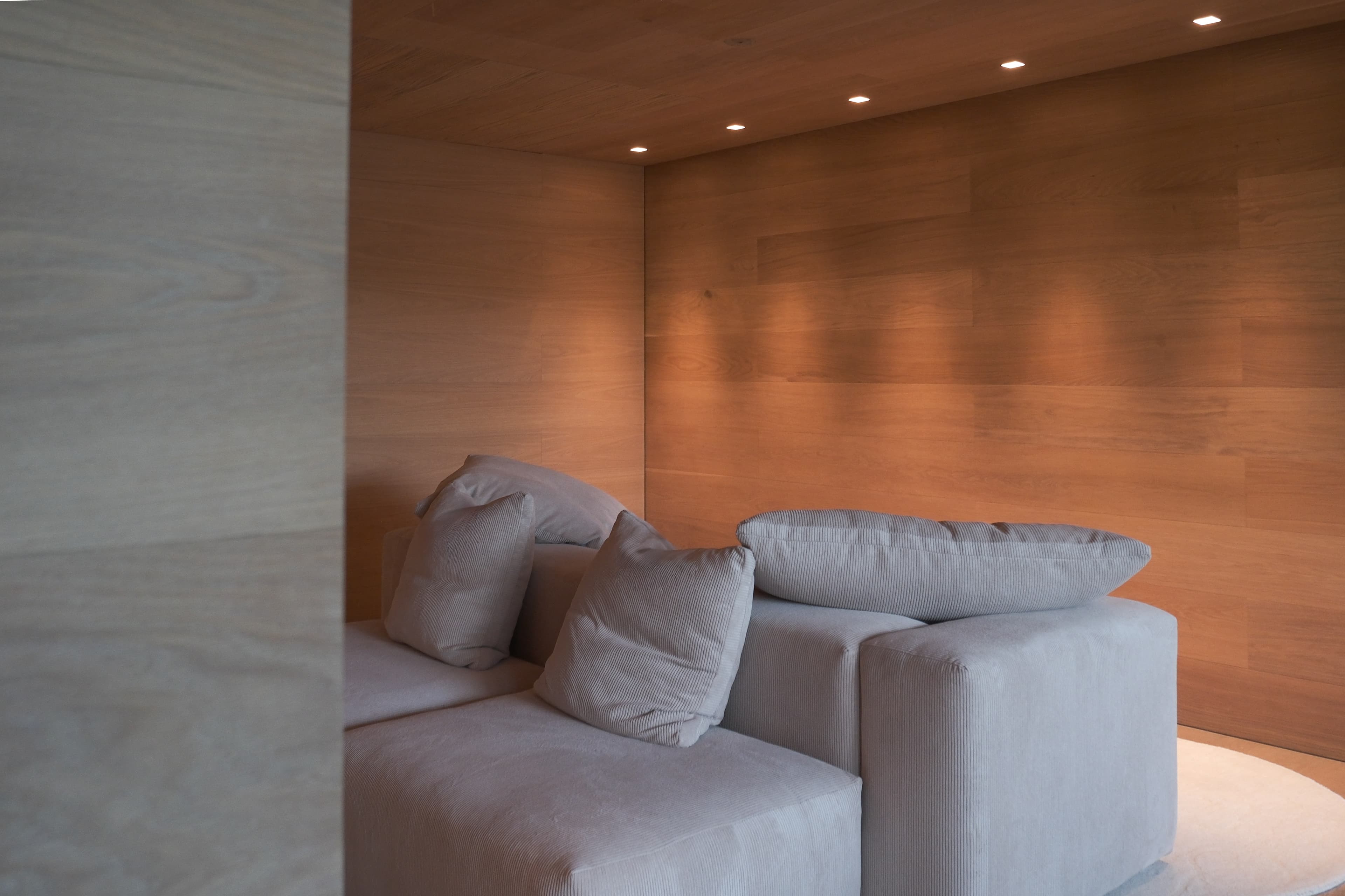 Sillón en habitación con luz cálida