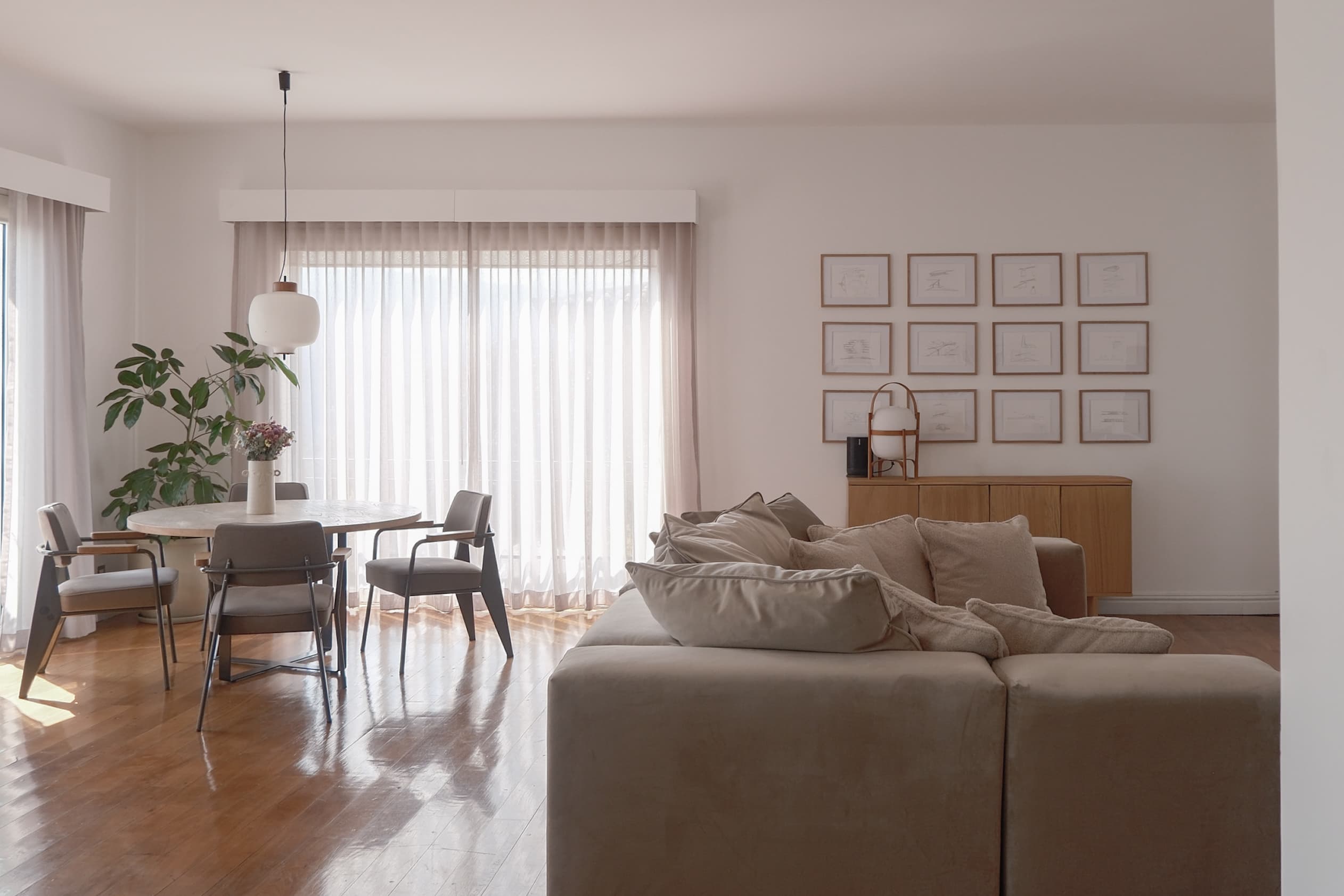 Sala completa con sillón beige